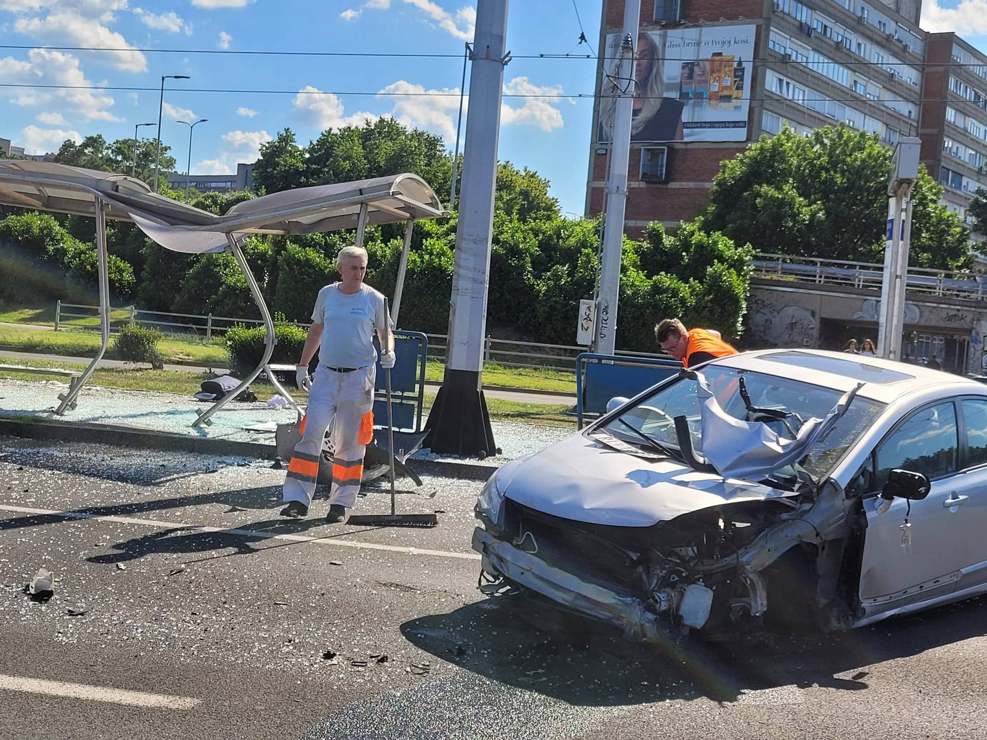 FOTO Troje djece ozlijeđeno nakon naleta auta na stanicu tramvaja: Vozača su priveli