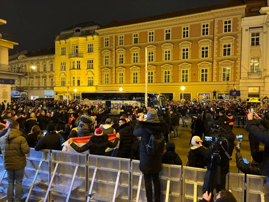 Ispunjeni Trg dočekao brončane junake, slavili su uz Thompsona