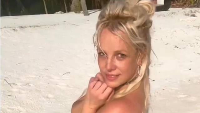 Britney Spears uživala gola na plaži s misterioznim muškarcem