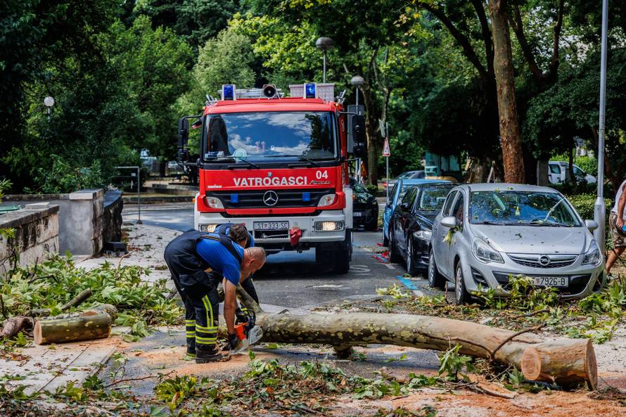 Nevrijeme poharalo Split, vatrogasci imaju pune ruke posla