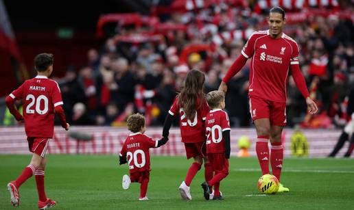 VIDEO Emotivne scene pogodile Anfield! Van Dijk istr&ccaron;ao na teren s djecom poginulog Jote
