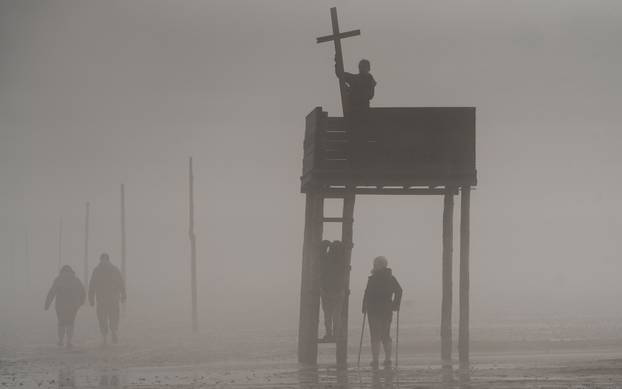 Fotografije s procesije u Velikoj Britaniji na Veliki petak  - kao da je riječ procesiji u snovima