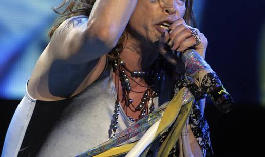 Dobio nove zube: Steven Tyler pjevao s masnicom ispod oka