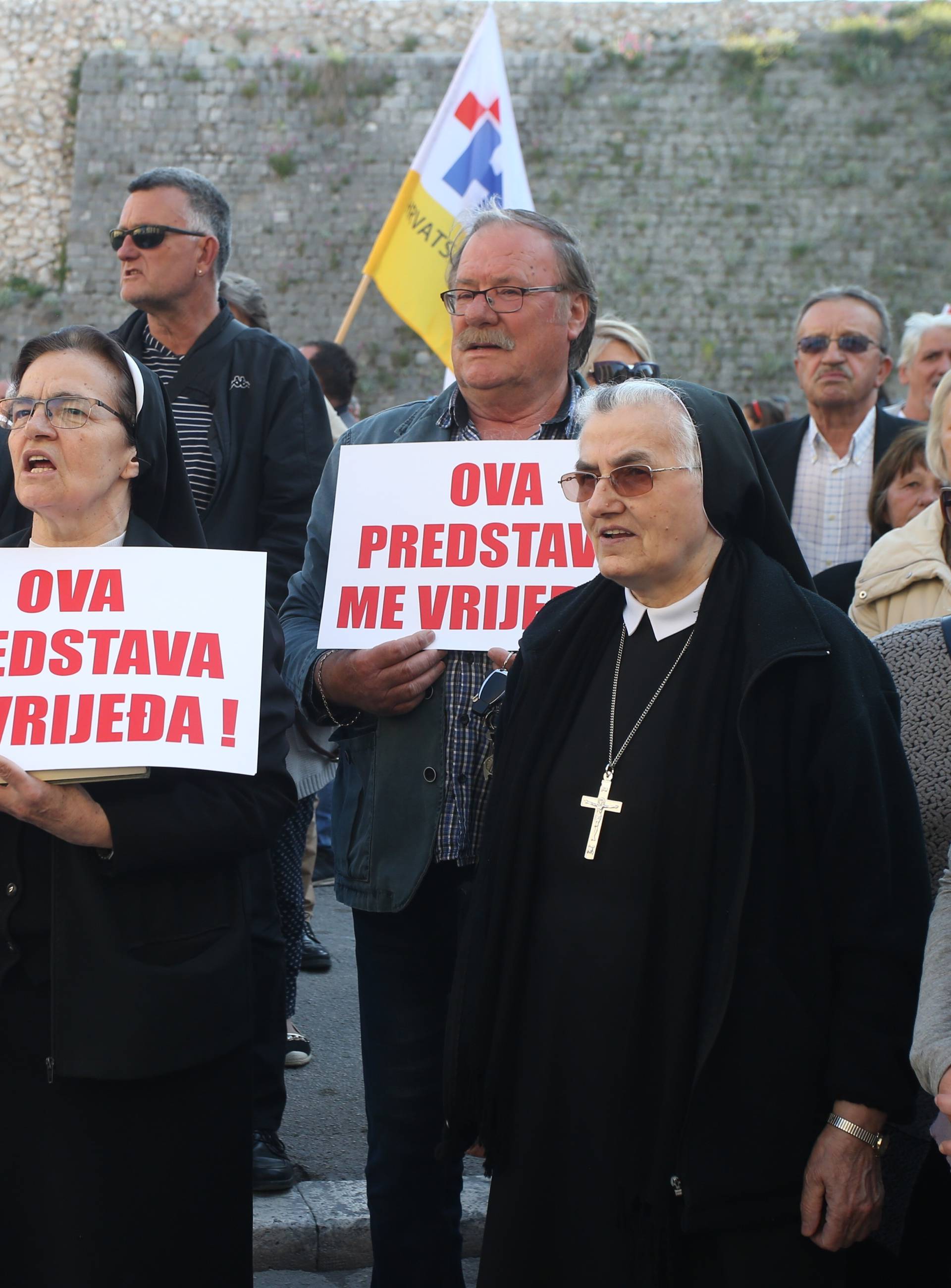 Policija izbacila HSP-ovce koji su ometali Frljićevu predstavu