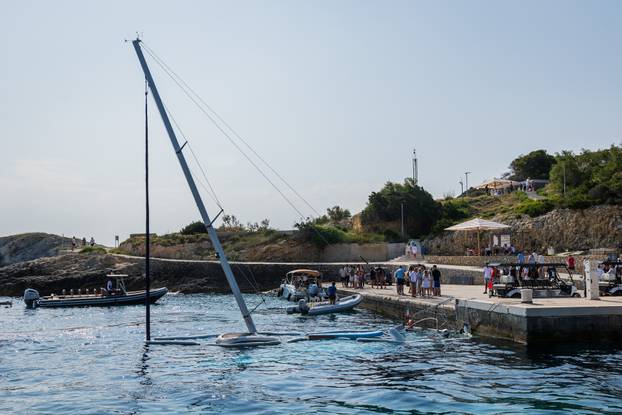 Biševo: Potopljena jedrilica u uvali Mezoporat koja danima smeta iskracju posjetitelja Modre Splilje
