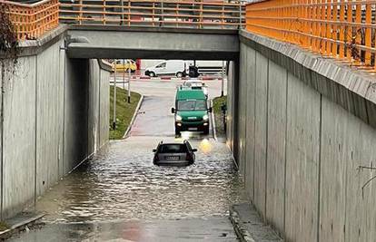 Snimka iz Zagreba: Auto zapeo u poplavljenom pothodniku