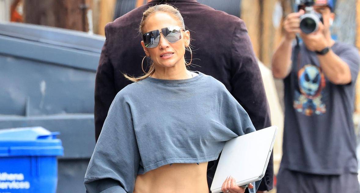 *EXCLUSIVE* A Beaming Jennifer Lopez arrives at a Dance Studio Wearing her Wedding Ring Amid Rumors of a Divorce