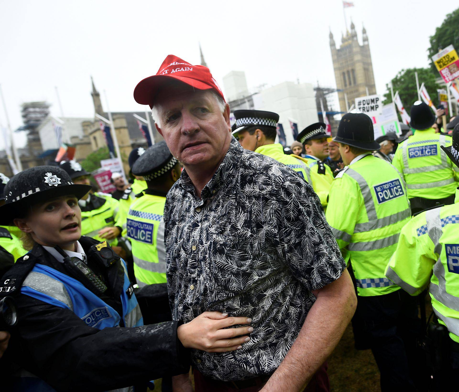 Video: Bijesna rulja u Londonu prebila je Trumpove poklonike