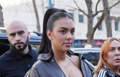 Georgina mamila poglede na pariškom tjednu mode: Obline istaknula kožnim korzetom