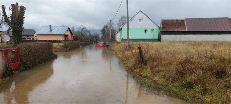 Poplave u okolici Gospića: Pet je kuća poplavljeno, postavljene su izvanredne mjere obrane