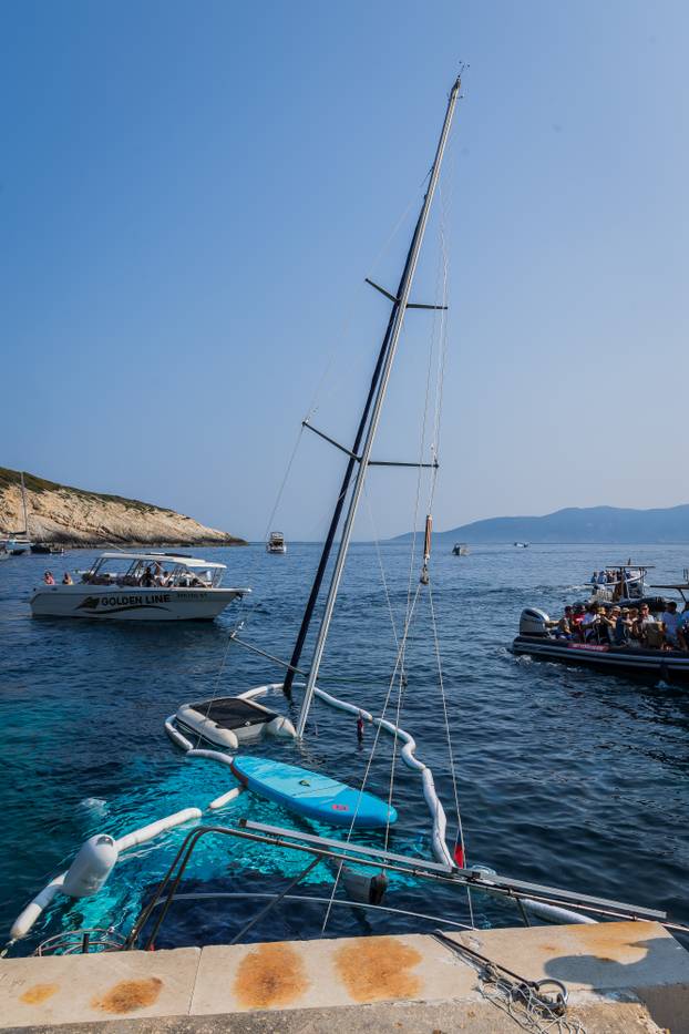 Biševo: Potopljena jedrilica u uvali Mezoporat koja danima smeta iskracju posjetitelja Modre Splilje