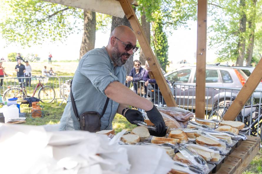 Osijek. Podjela graha na lijevoj obali Drave na Praznik rada