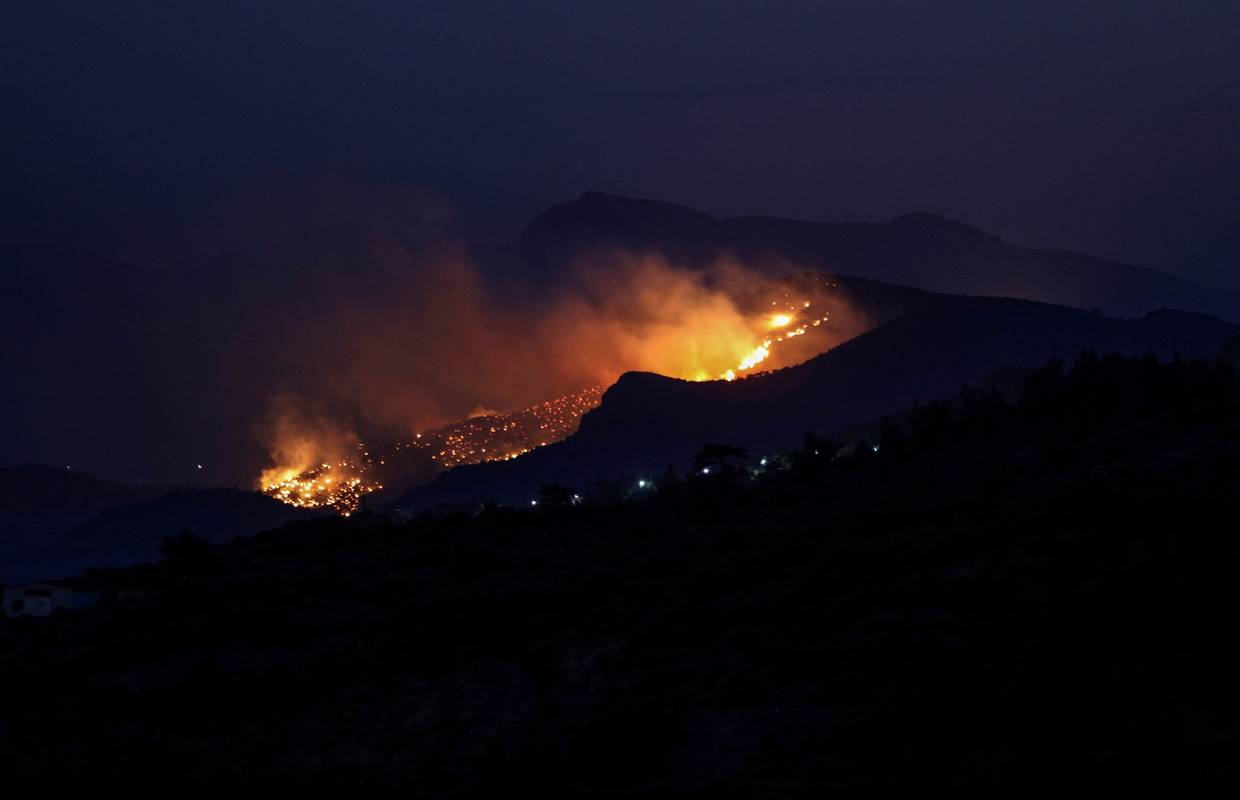 Vjetar ponovno rasplamsao požar na Kreti: Vatrogasci su morali evakuirati stanovnike...
