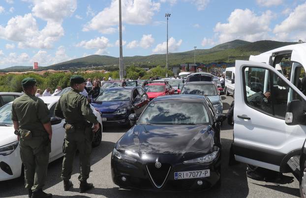 Navijači Rijeke na izlazu Dugopolje uz policijsku pratnju nastavljaju prema Poljudu