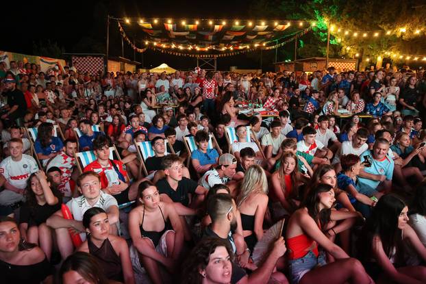 Split: Navijači prate utakmicu Hrvatske i Gane
