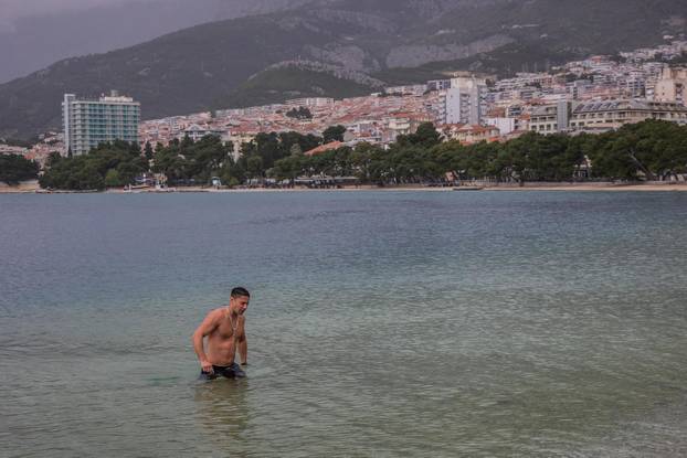 Makarska: Robert Tarčuki svaki dan se kupa unatoč zimi