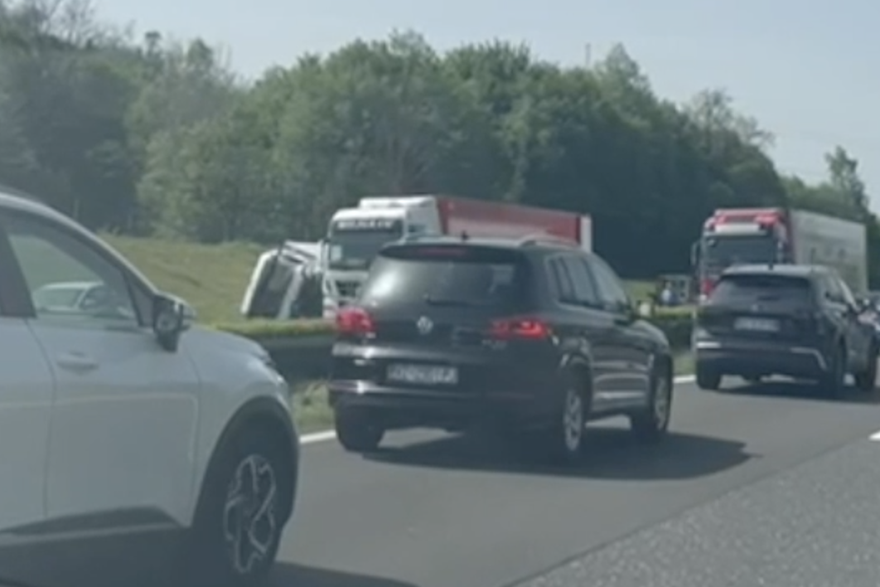 Prevrnuo se kamion
