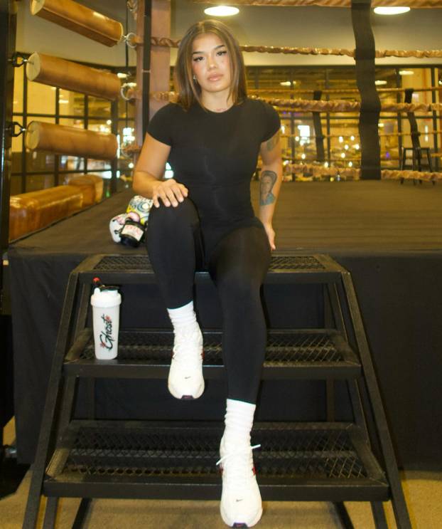 FOTO Atraktivna borkinja UFC-a i Playboyeva zečica snimile su kako se hrvaju. Fanovi u ekstazi