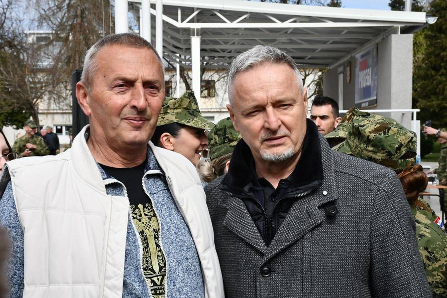 Na svečanoj prisegi ročnika u Požegi pozornost je privukla Diva Perković, kći pjevača Marka Perkovića Thompsona