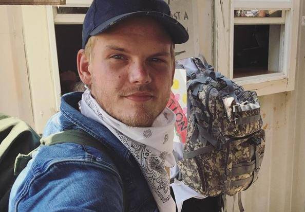 DJ Avicii je umro nakon što se izrezao staklom od boce vina?