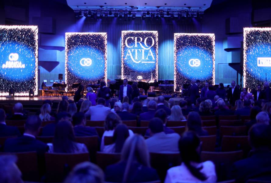 Zagreb: Božićni gala koncert Croatia osiguranja "Croatia povezana pjesmom" u KD Lisinski