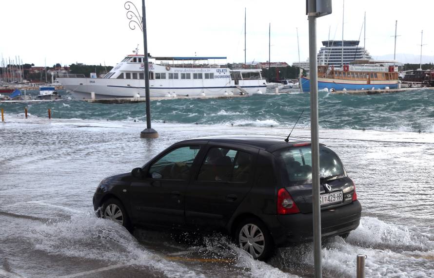 Strašno nevrijeme pogodilo je obalu, udara svom žestinom