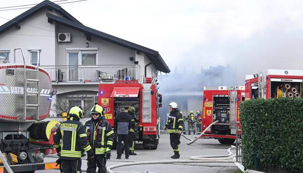 Zagreb: U skladištu guma u Zagrebačkoj ulici u Sesvetama izbio je požar