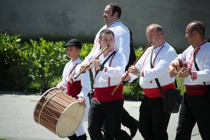 Sudionici Međunarodne smotre folklora zabavljali se na zagrebačkim ulicama