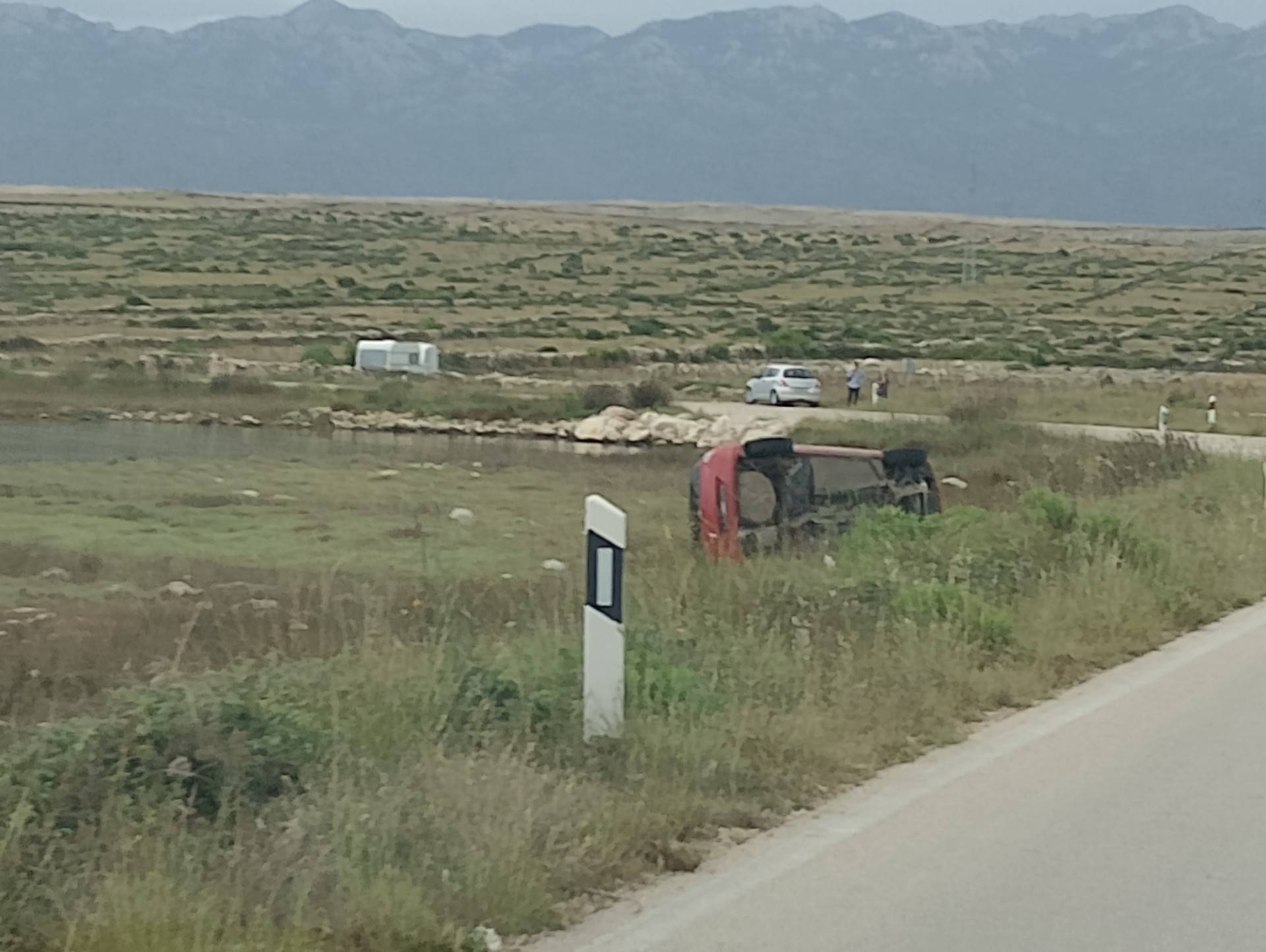 FOTO Nesreća na Pagu: Auto završio na boku, stigla i Hitna