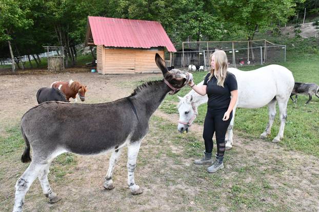 FOTO Kokoši, peseki, konji... Evo što sve skriva Enin ranč pun ljubavi: 'Oni su moji ljubimci!'