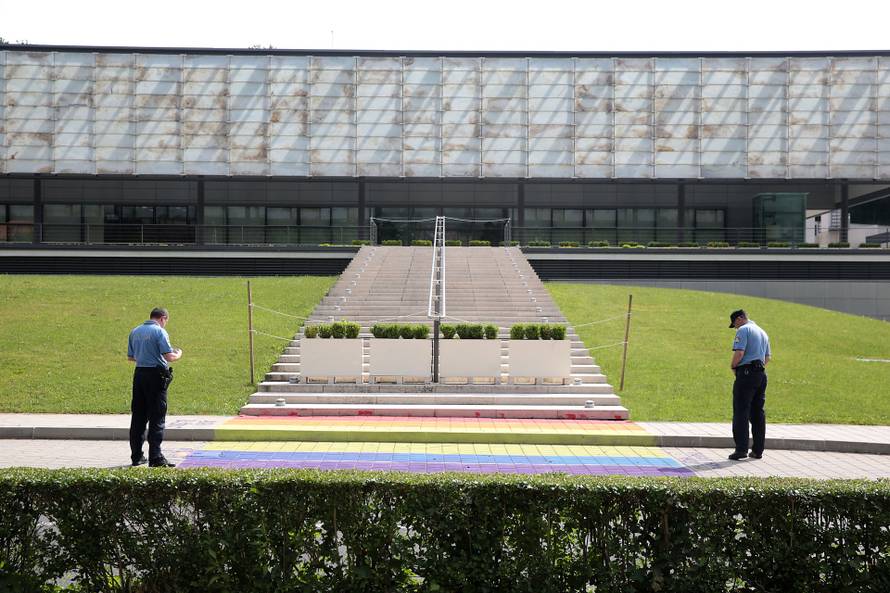 Zagreb: Ugibalište i plo?nik ispred zgrade HBK obojani bojama zastave LGBT zajednice