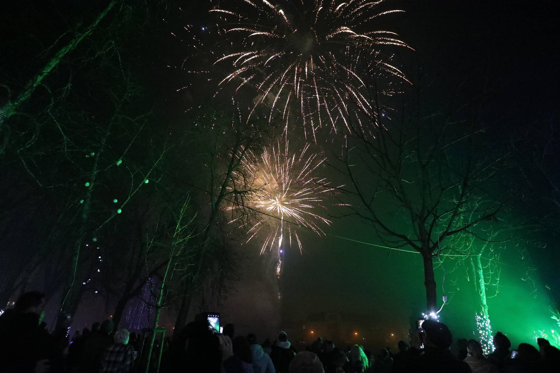 Karlovčani na Promenadi uz vatromet dočekali Novu 2022. godinu