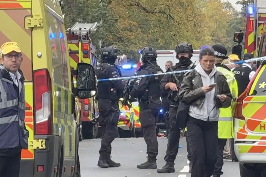 Autom se zaletio u ljude pa ih napao nožem! Užasan napad kod sinagoge u Manchesteru...