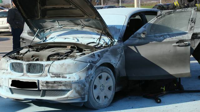 Vlasnica otišla u šoping, auto se na parkiralištu zapalio