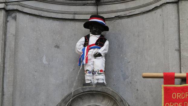 Jedan od simbola Bruxellesa odjeven u hrvatsku narodnu nošnju