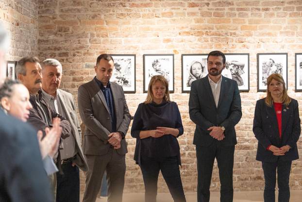 Osijek: Svečano otvorenje izložbe fotografija fotoreporterke Pixsella Emice Elveđi "Srce za Afriku"