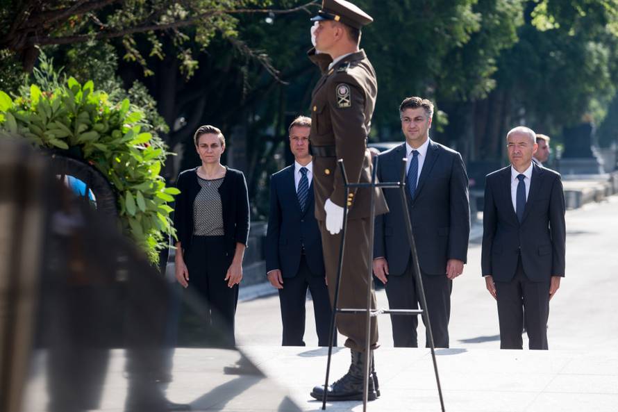 Državni vrh položio vijence i zapalio svijeće na Mirogoju
