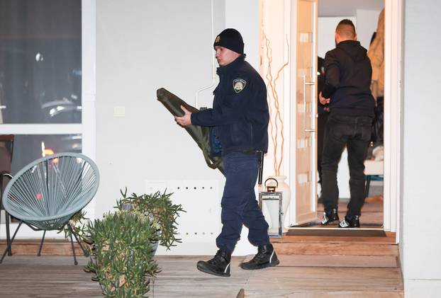 Zagreb: Iz kuće Andrije Mikulića za vrijeme pretresa policija iznosi razne predmete