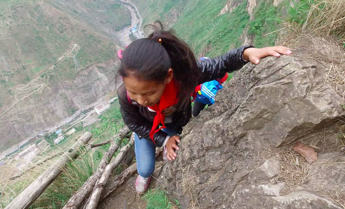 Pupils Climb Vines Down 800-meter Cliff To School In Liangshan
