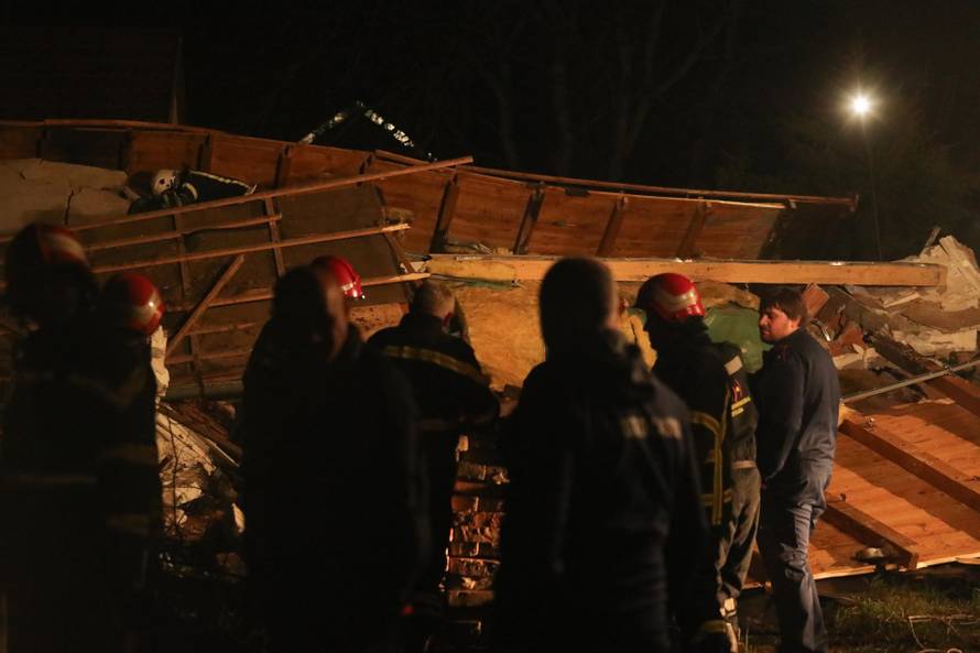 U eksploziji plinske boce u Bilju razrušena kuća, pod ruševinama traže muškarca