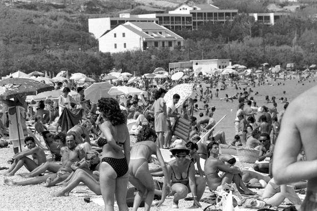 Opatija: Brojni posjetitelji uživaju u kupanju i sunčanju, kolovoz 1990.
