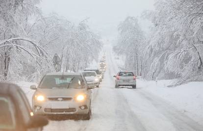 Meteoalarm zbog olujnih udara bure kod Velebita: Na D8 oprez zbog vjetra, poledice i magle