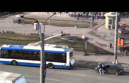 Zakačili auto za trolejbus i sad im se smiju širom majke Rusije