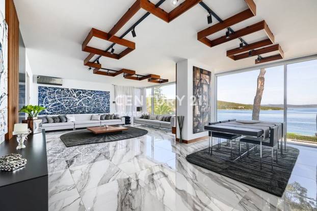 FOTO Vila na Dugom otoku je prvi red do mora i ima bazen! Pogodite za koliko se prodaje