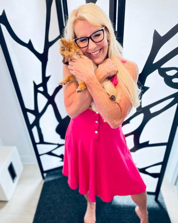 FOTO Policajka (61) dala otkaz i postala hit na internetu: Mnogi bi voljeli da ih 'privede'...