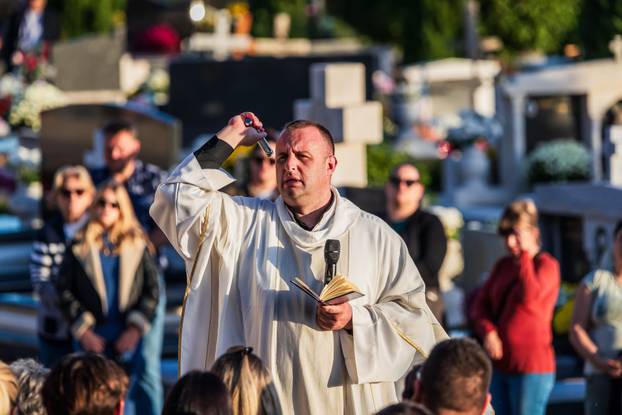 Kaštel Stari: Groblje Sv. Nikole i misa povodom blagdana Svih svetih