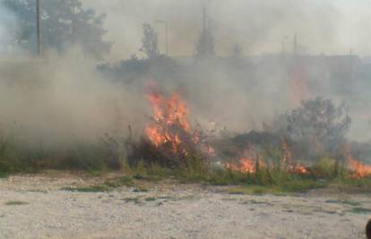 Zadar: Požar je buknuo na livadi gdje se igraju i djeca
