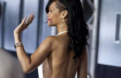 Rihanna je zablistala u bijelom, otkrila je gola leđa i vitke noge