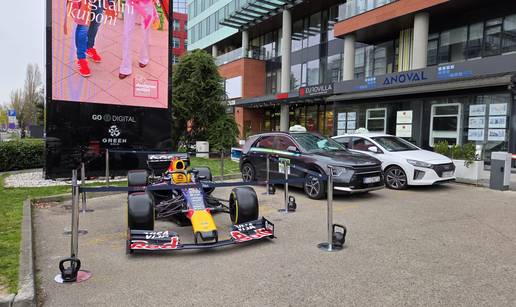 Bolid Formule 1 parkiran  je u Zagrebu! Evo o &ccaron;emu se radi