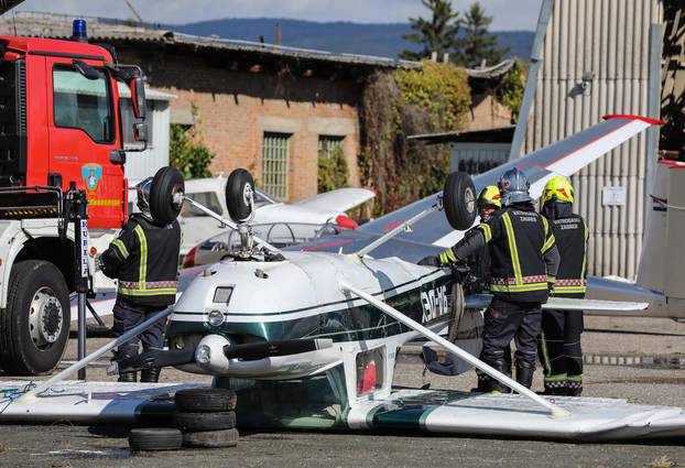 Zagreb: Nevrijeme okrenulo avion i počupalo krov na aerodromu Lučko